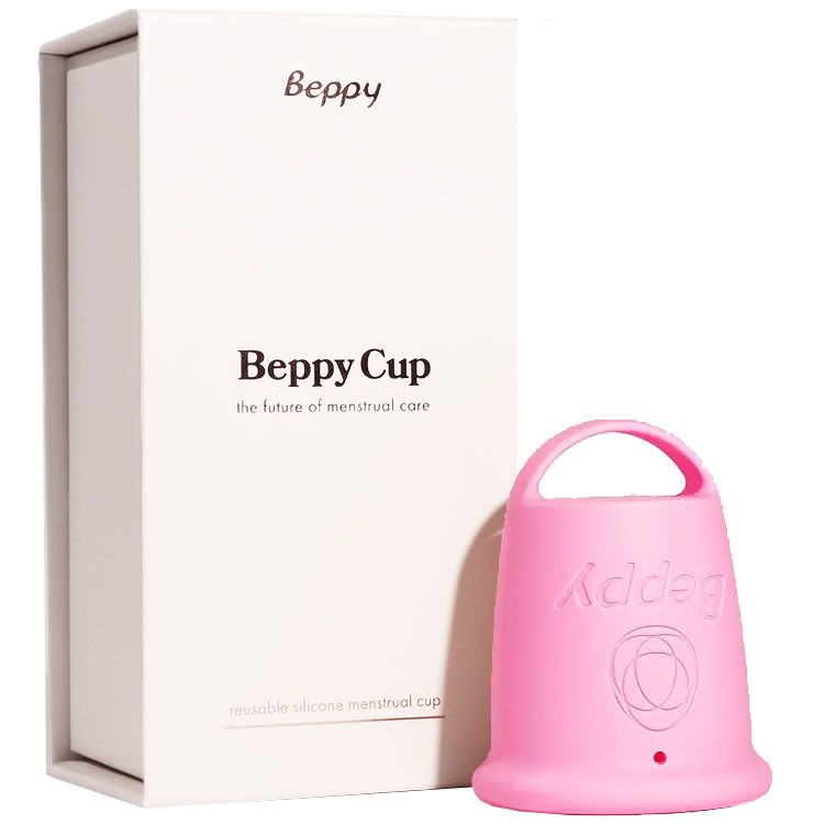 Beppy Cup, rose, en silicone, avec anse et logo. Emballage à côté.