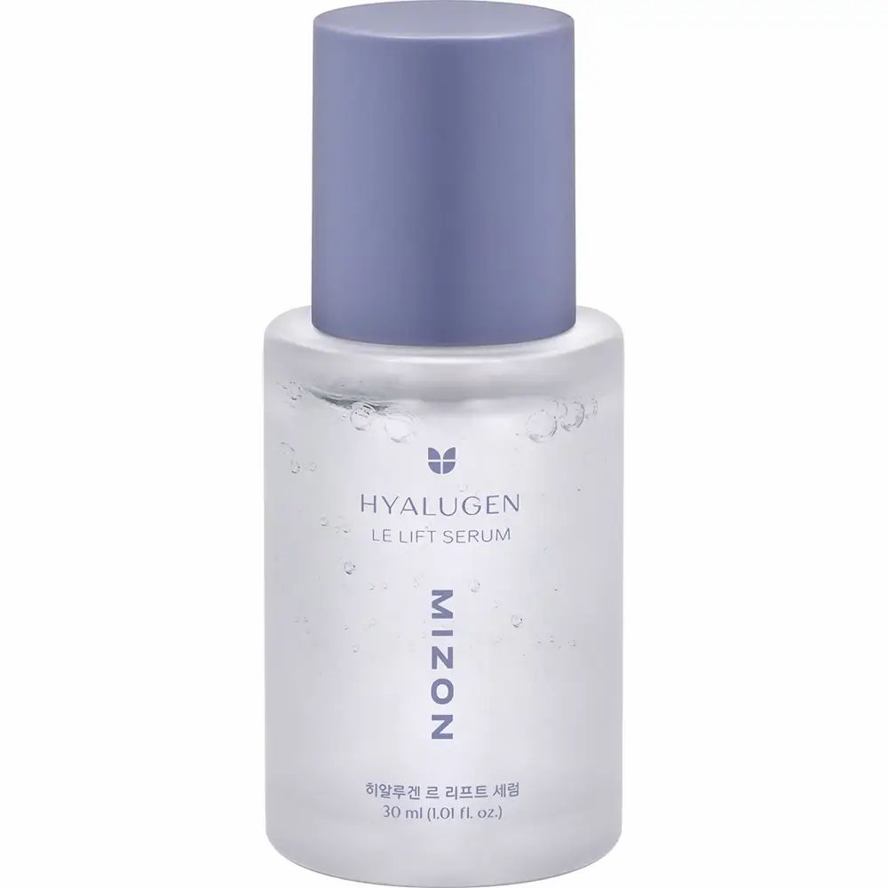 Transparante serumfles met blauwe dop. Opschrift: HYALUGEN LE LIFT SERUM, MIZON. Onderste tekens.