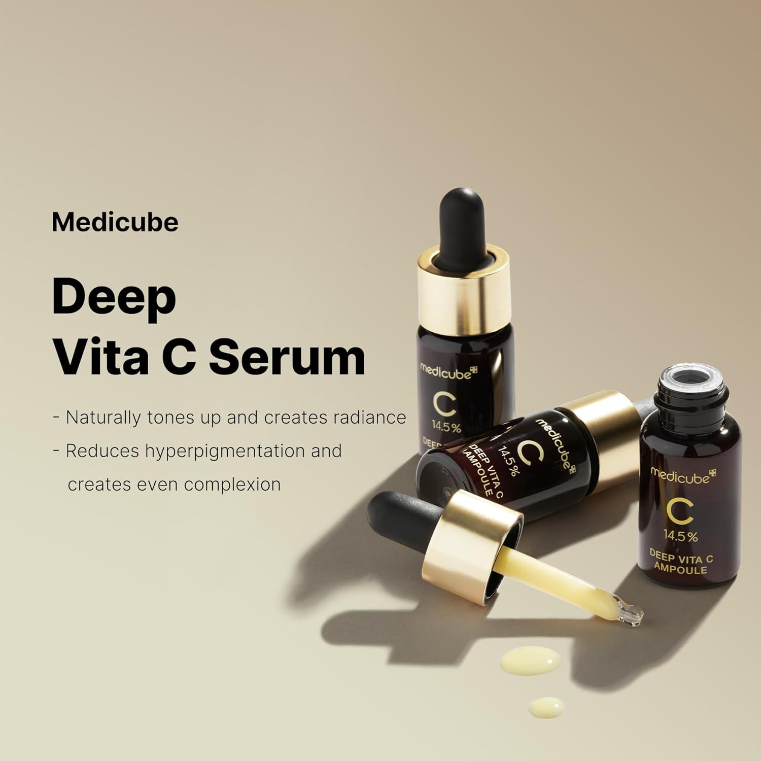 Drie flesjes MEDICUBE Deep Vita C Serum. Eén met pipet, serum druppelt. Tekst: Naturally tones up and creates radiance.