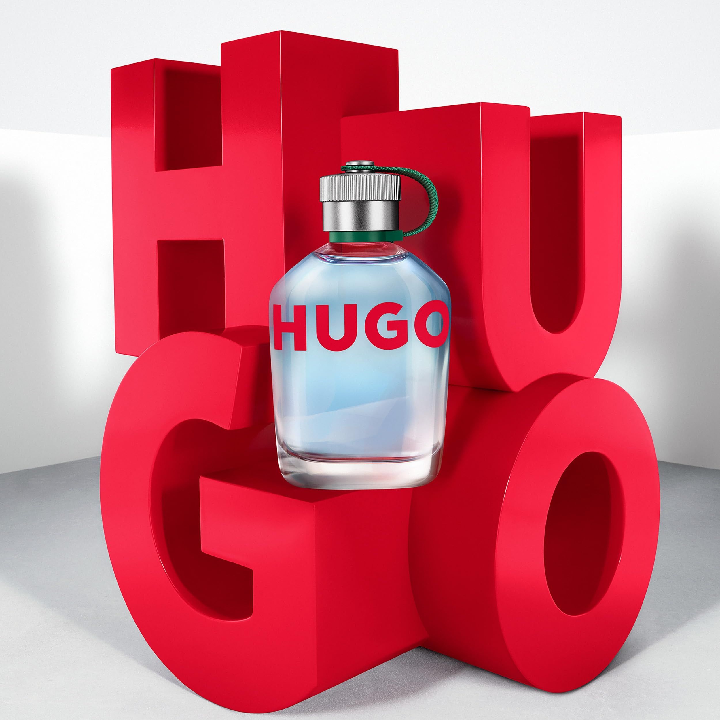 Flacon d'Hugo Eau de Toilette sur des lettres rouges "HUGO".