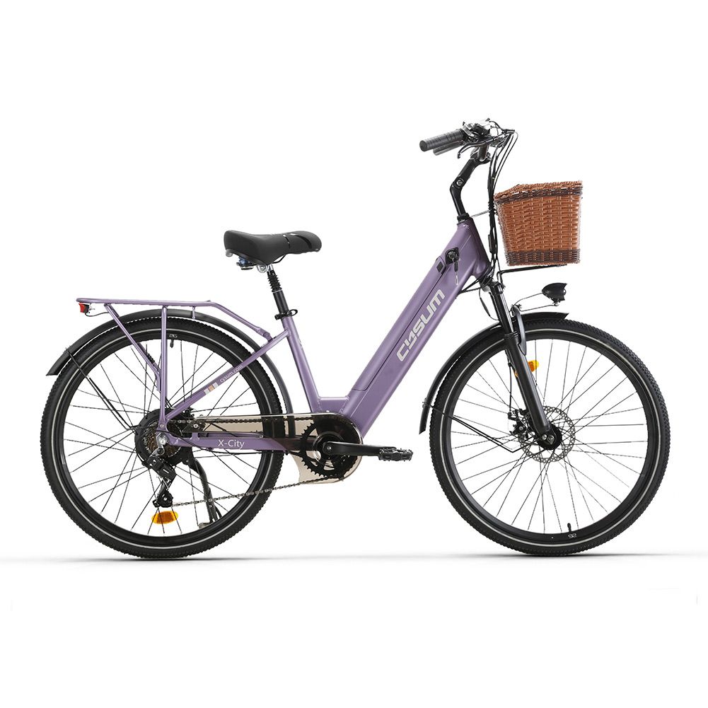 Lila elektrische fiets met mand. Zwarte banden, zadel en stuur. Merk CYSUM.