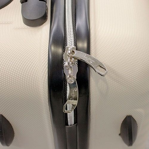 Close-up van een ritssluiting met zilverkleurige rits. Zwarte achtergrond. Reliëfschrift.