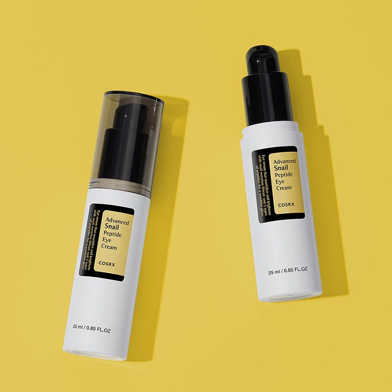 Twee flessen op gele achtergrond. Zwarte pompen. Productnaam en merk zichtbaar.