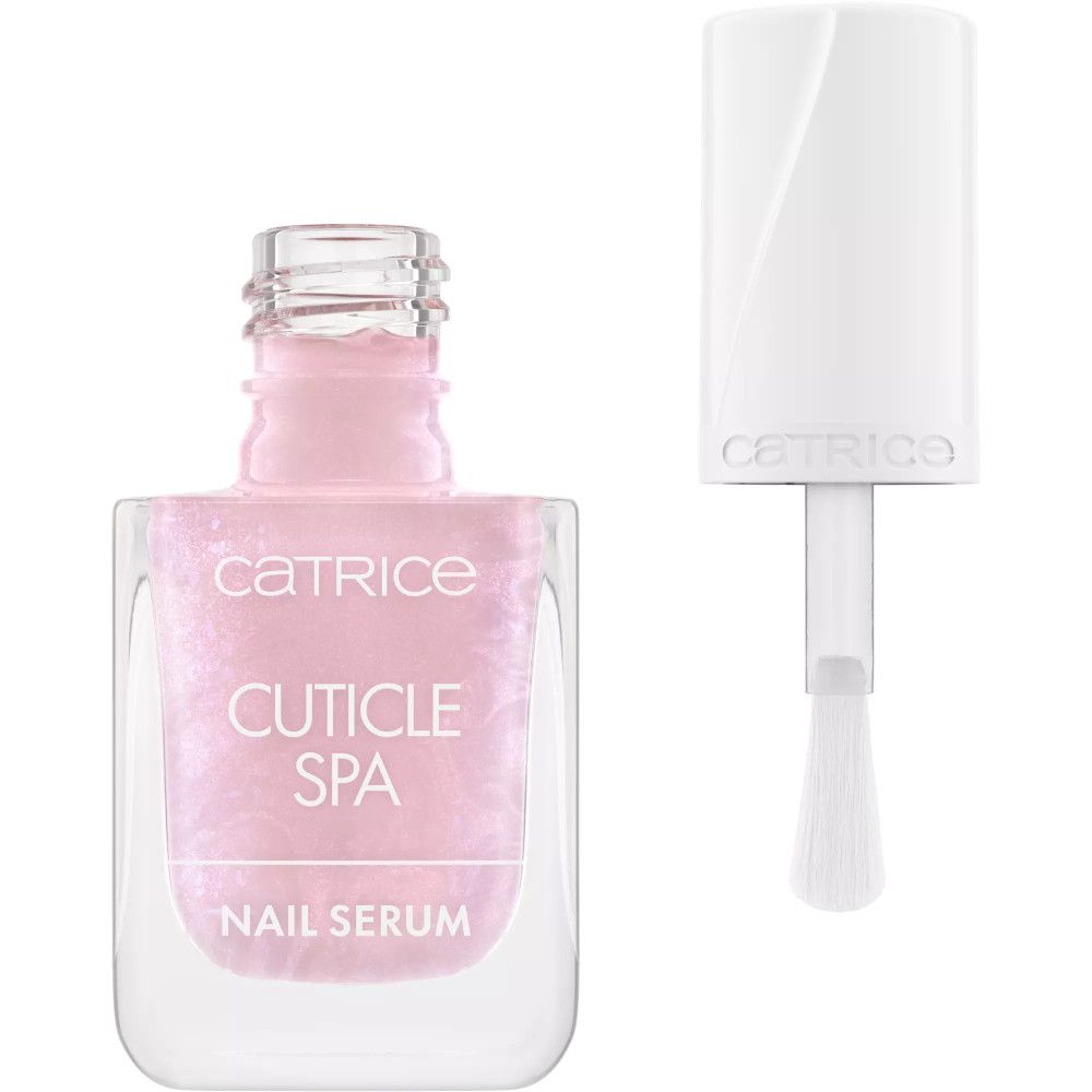 Flacon en verre avec liquide rose, bouchon blanc et pinceau. Inscription : Catrice, Cuticle Spa, Nail Serum.