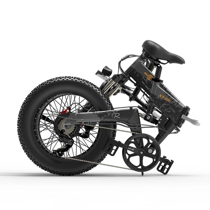 Opgevouwen elektrische fiets. Zwart frame, brede band, zadel. Details: ketting, remschijf, pedalen. Zijaanzicht.