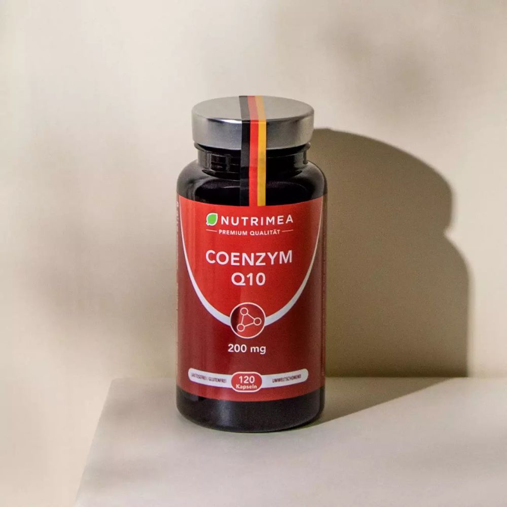Zwarte fles met rood etiket. Bevat 120 capsules. Opschrift: COENZYM Q10, 200 mg. Met Duitse vlag.