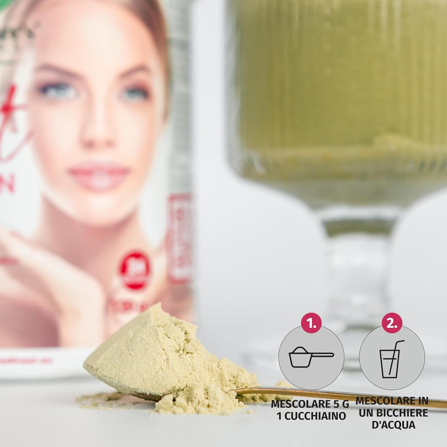 Lepel met geel poeder. Instructies: 5g in 1 theelepel, mengen in een glas water. Productafbeelding op de achtergrond.
