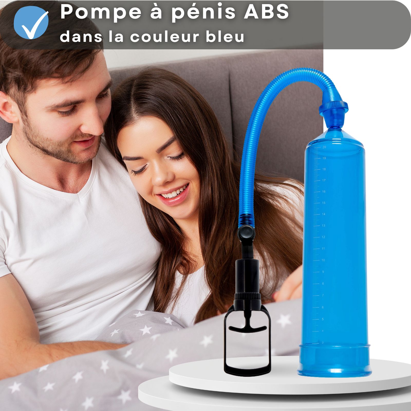 Pompe à pénis bleue avec poignée. Texte: Pompe en ABS, bleu. Couple au lit.