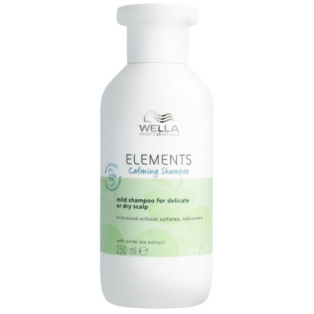 Flacon de shampooing blanc avec étiquette verte. Inscription: ELEMENTS Calming Shampoo. 250 ml.