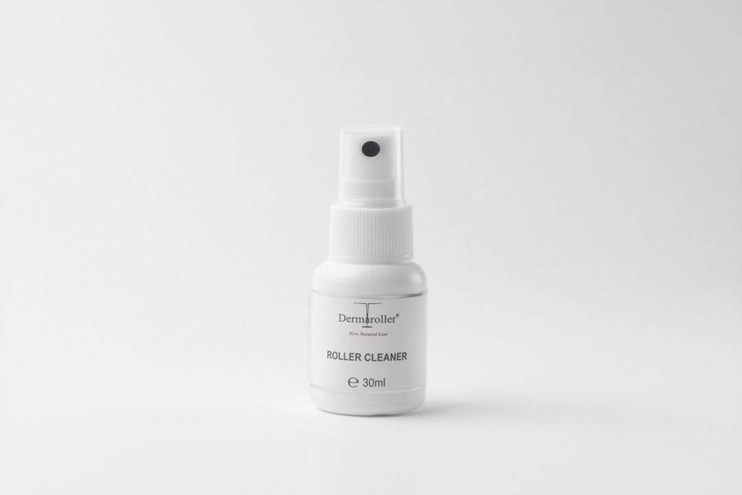 Flacon pulvérisateur blanc Roller Cleaner 30ml avec tête de pulvérisation noire, étiquette blanche.