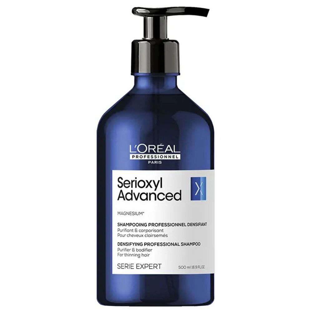 Blauw-zwarte fles L'Oréal Professionnel Serioxyl Advanced Shampoo met pomp. Witte opdruk, productnaam en tekst.