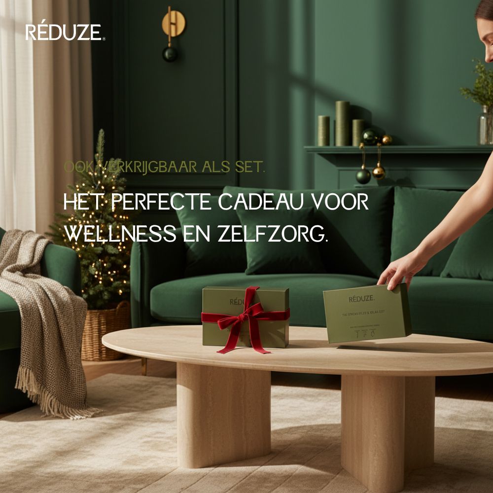Scène met cadeauverpakkingen en tekst. Logo RÉDUZE. Tekst: Cadeau voor wellness & zelfzorg.