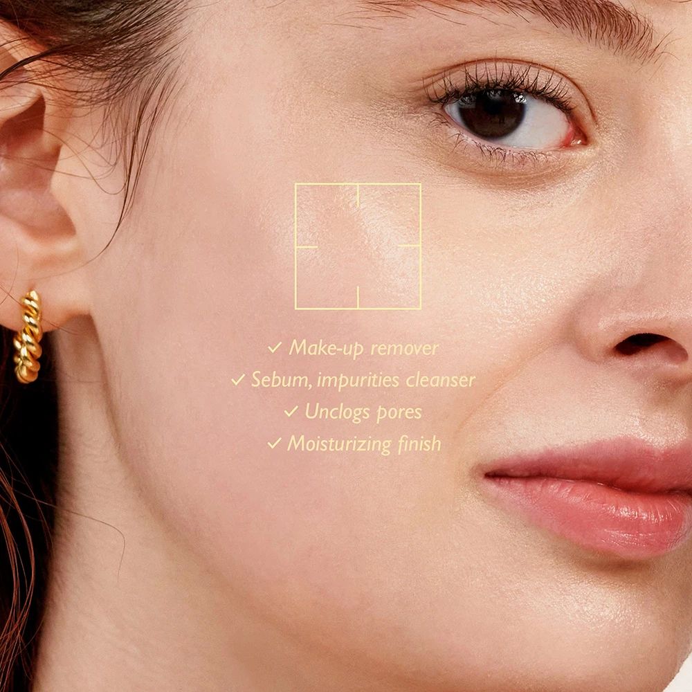 Gros plan sur un visage. Texte : démaquillant, nettoyant, désobstruant les pores, fini hydratant.
