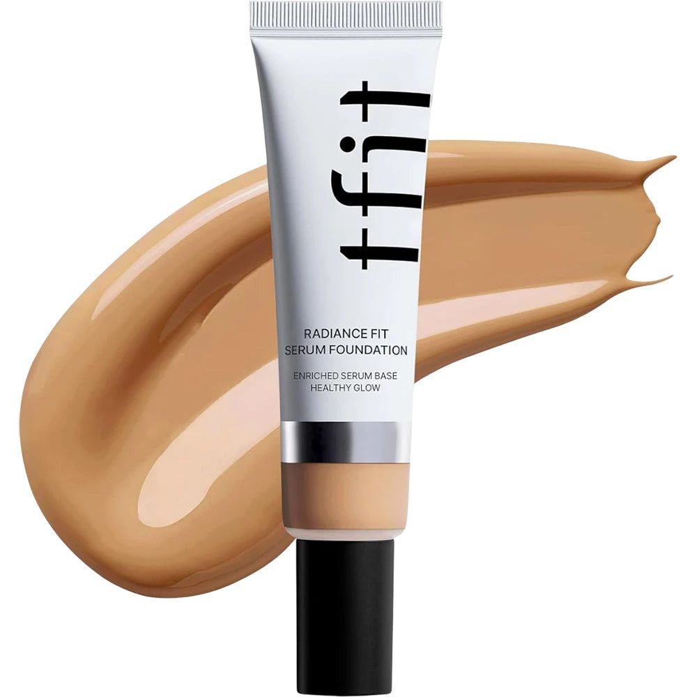 Emballage du produit. Tube avec bouchon noir. Texte : TFIT Radiance Fit Serum Foundation. Enriched Serum Base Healthy Glow.