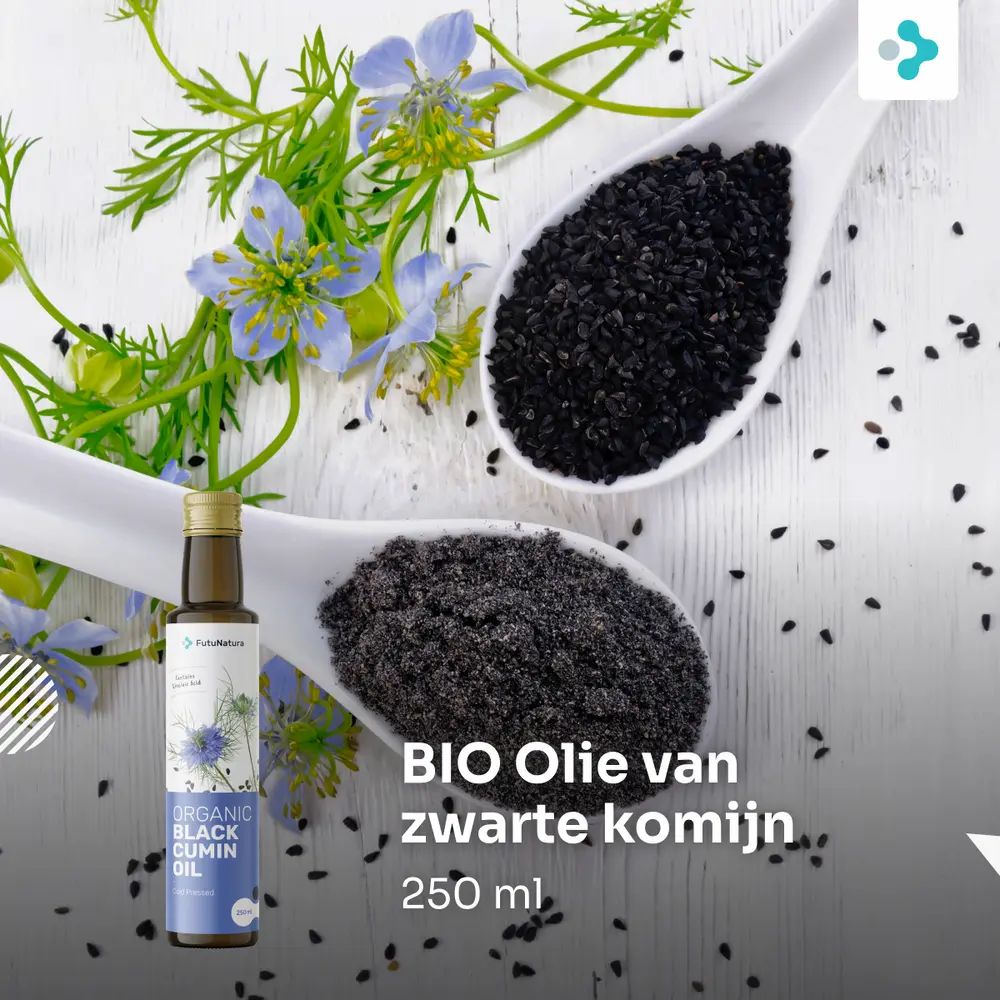 Twee lepels met zwarte zaden en olie. Fles zwarte komijnolie. Opschrift: BIO Olie van zwarte komijn, 250 ml.