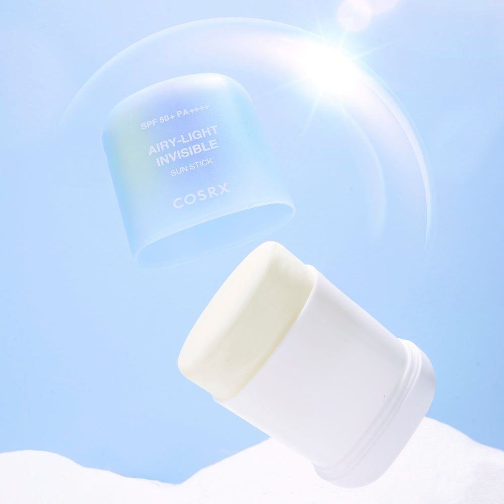 COSRX zonnebrandstick met transparante dop. Tekst: AIRY-LIGHT INVISIBLE SUN STICK, SPF 50+ PA++++.