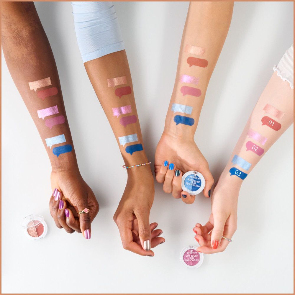 Bras avec échantillons de couleurs de l'ombre à paupières Essence Soft Touch Duo. Différents tons de peau, couleurs et produits.
