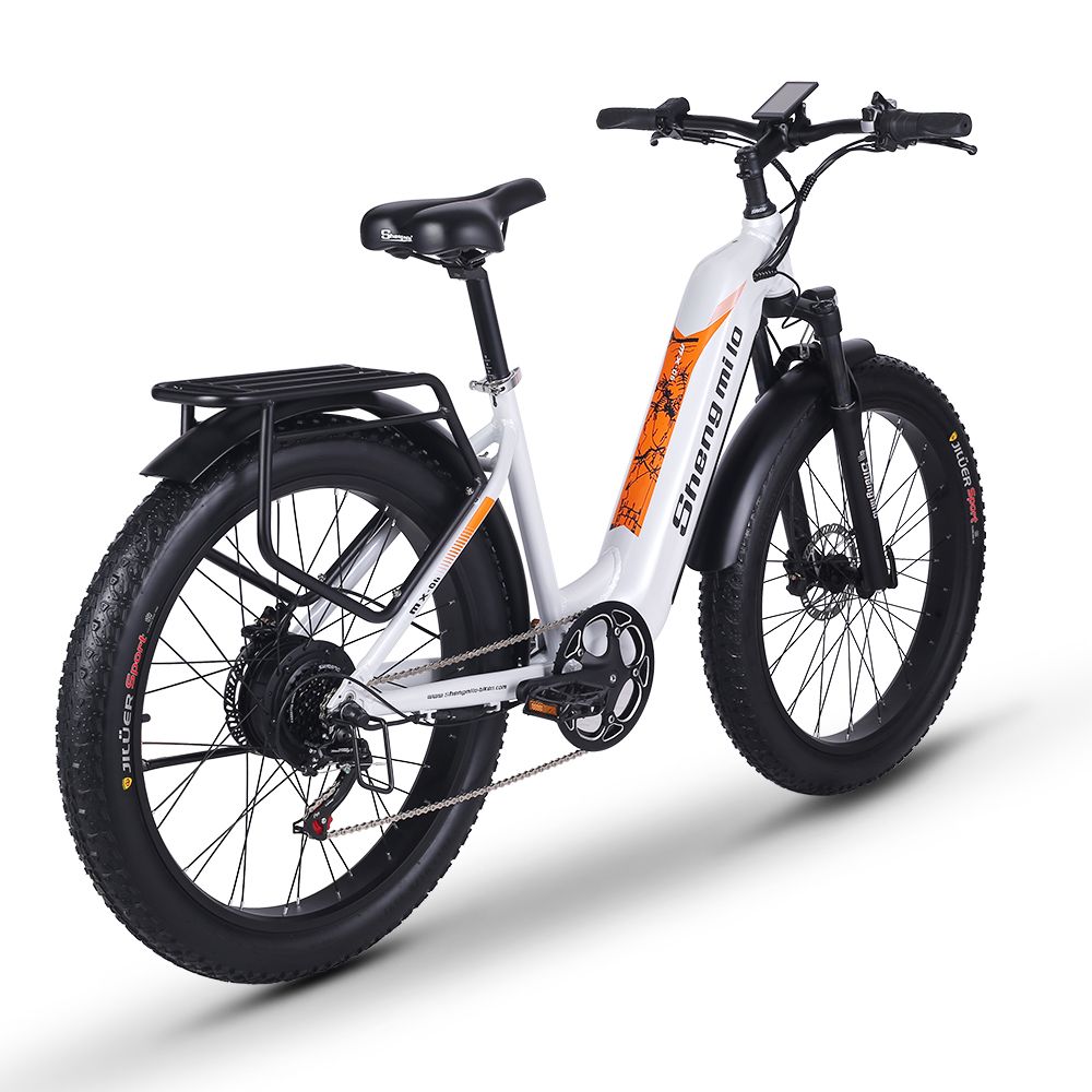 Vélo électrique blanc, pneus noirs, porte-bagages. Accents orange. Marque Shengmilo.
