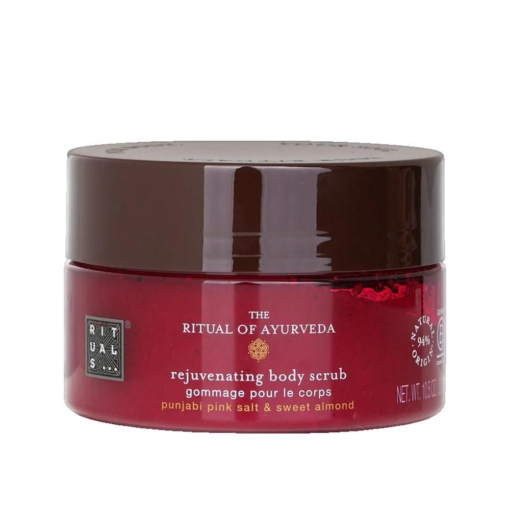 Pot rouge avec couvercle marron. Inscription: The Ritual of Ayurveda, Rejuvenating Body Scrub, 94% Natural Origin.