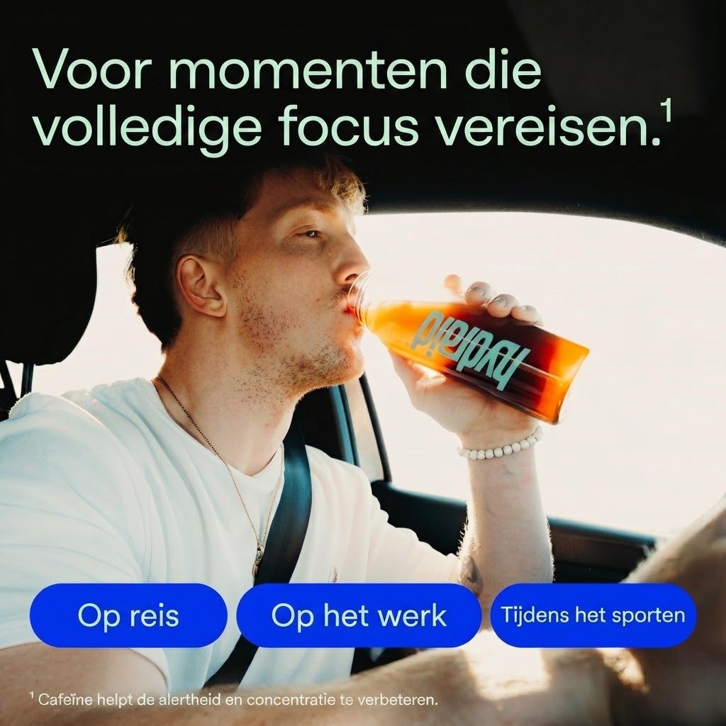 Man drinkt Hydraid Energy tijdens het autorijden voor focus.