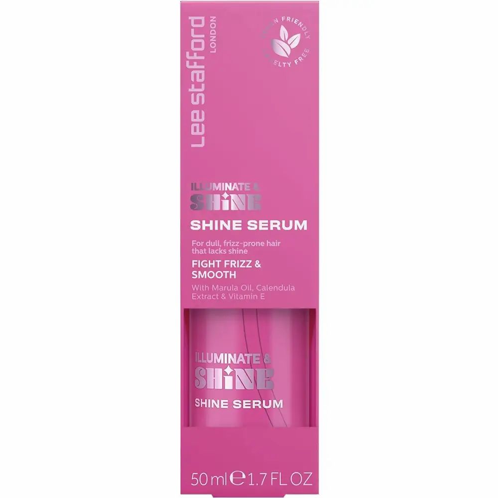 Roze verpakking met product. Tekst: Lee Stafford, Illuminate & Shine Serum. 50 ml/1.7 FL OZ. Cruelty Free.
