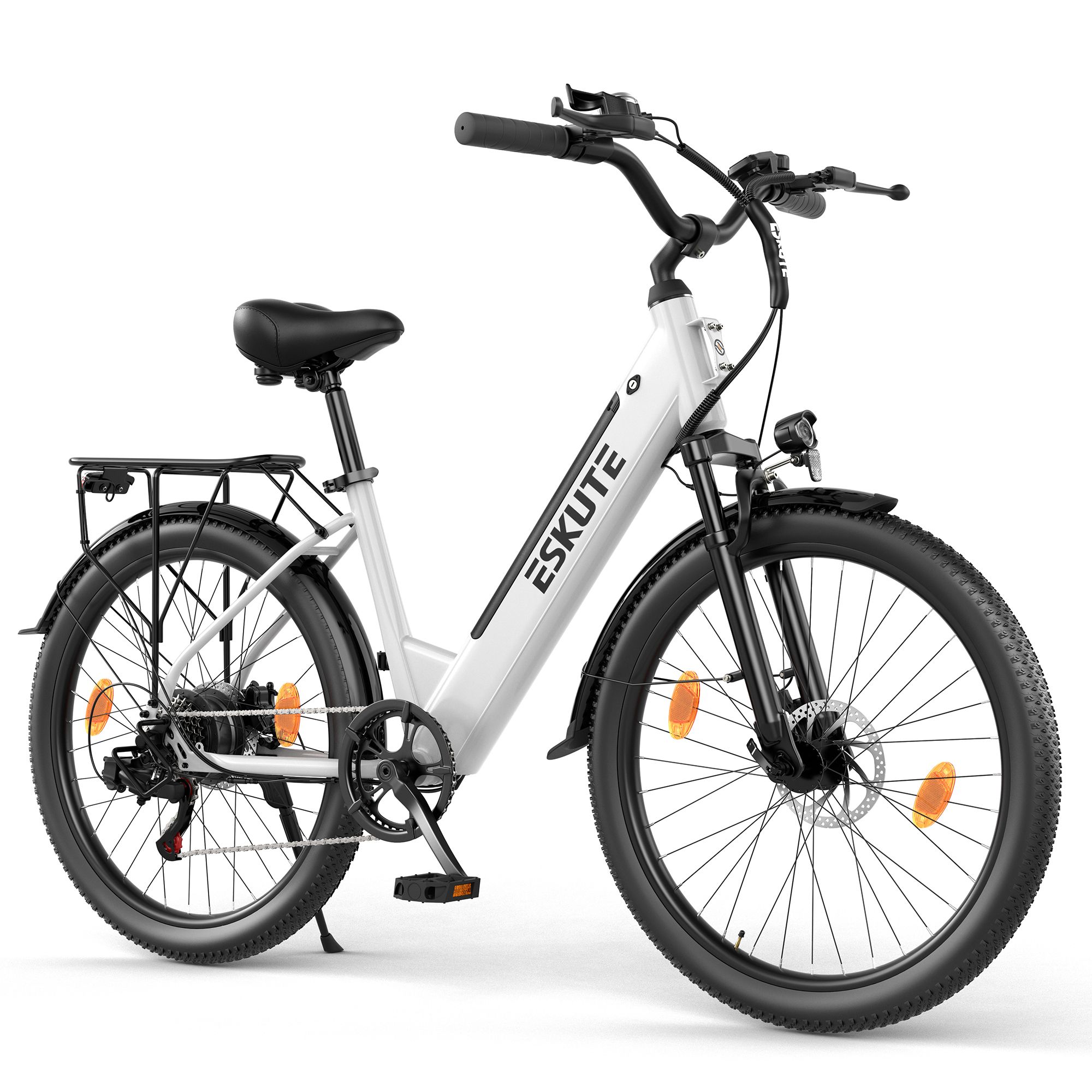Witte elektrische stadsfiets met zwarte elementen. Merk ESKUTE. Bagagerek, spatborden en koplampen.