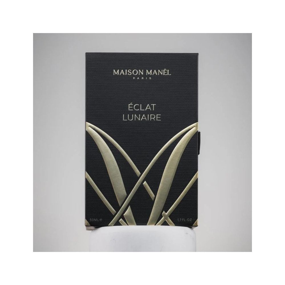 Zwarte verpakking met opschrift: Maison Manel Paris, Éclat Lunaire. Goudkleurig logo. 5ml/0.17 fl oz.