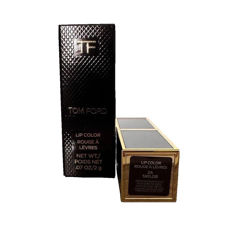 Emballage noir à bord doré. Nom et logo du produit. Texte: Lip Color Rouge à Lèvres.