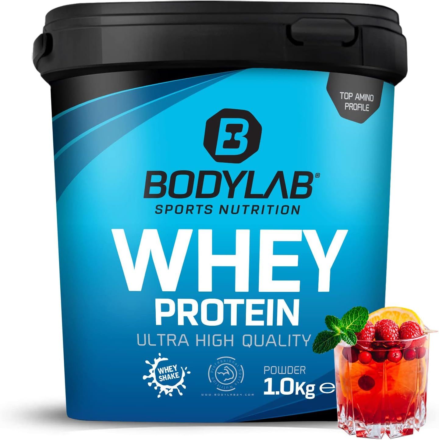 Blauwe emmer Bodylab Whey Protein poeder. Opschrift: Whey Protein, 1.0kg e. Glas met fruitmix.