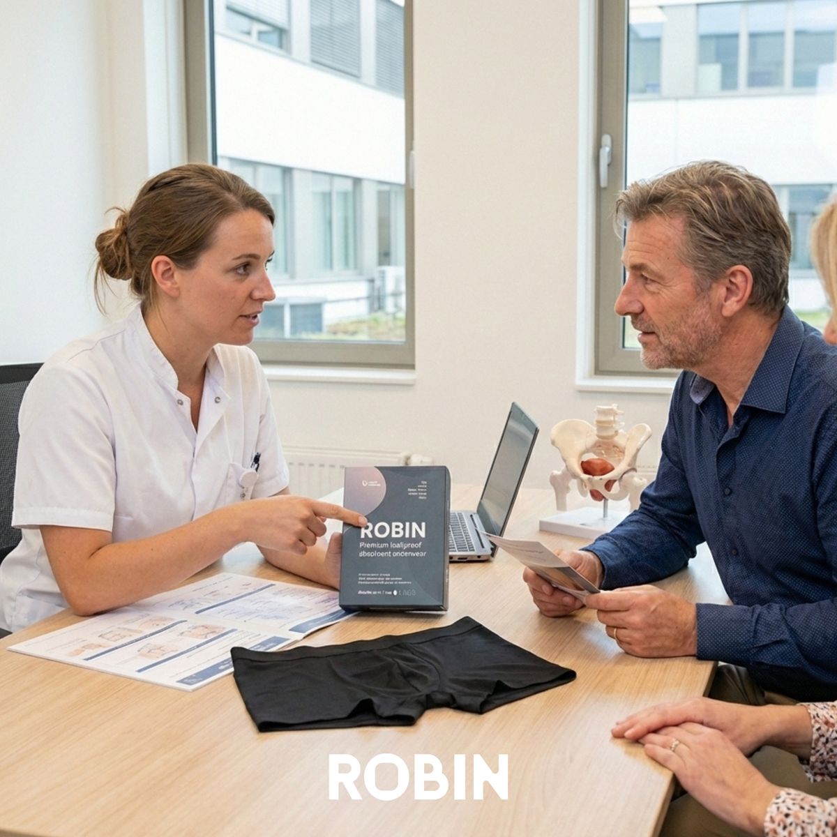 Consultatie: Arts legt "ROBIN" Leakproof Underwear uit aan een stel.
