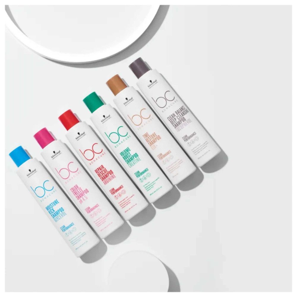 Plusieurs flacons de shampooing blancs avec bouchons colorés. Inscription : BC Bonacure, différentes variantes.