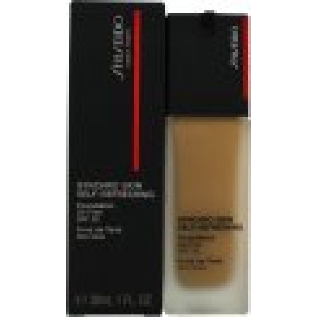 Foundation en verpakking. Zwarte verpakking met rode streep en productnaam. Fles met zwarte dop en producttekst.