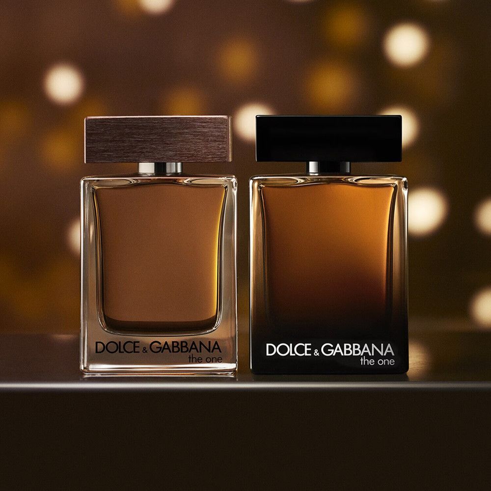 Twee flacons Dolce & Gabbana The One. Rechthoekige flacons met bruine doppen. Licht en donker parfum.