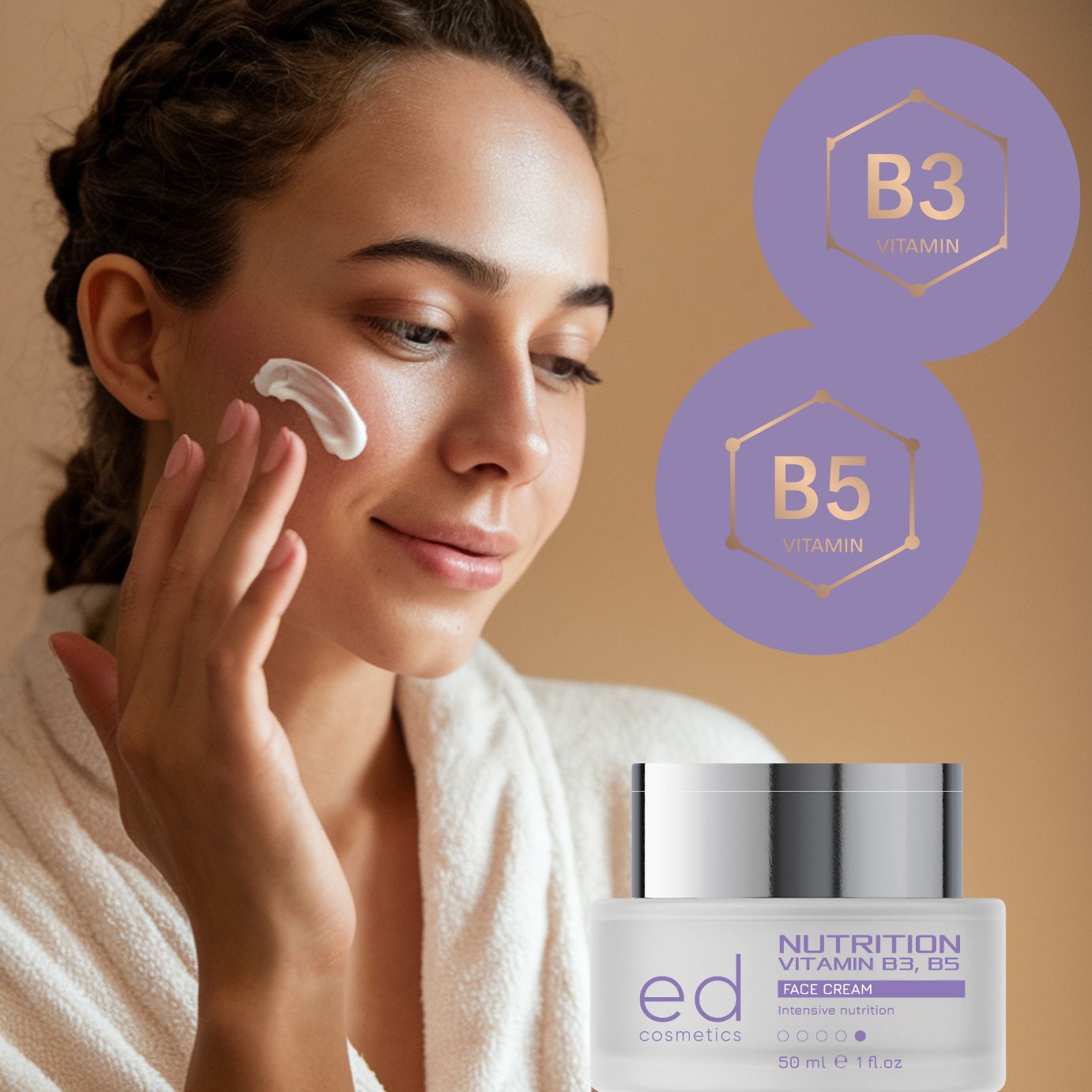 Femme appliquant de la crème. Pot de crème avec couvercle argenté. Logos des vitamines B3 et B5.