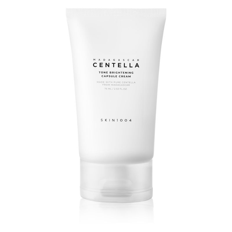 Witte tube met zwarte tekst: MADAGASCAR CENTELLA Tone Brightening Cream. Merk SKIN1004.