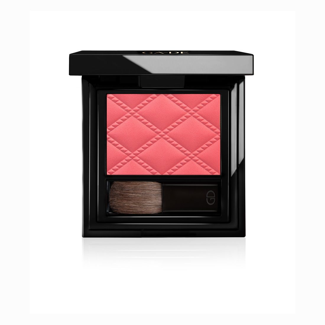 Blush Ga-De Idyllic Soft Satin. Poudre rose avec motif gaufré, étui noir. Avec pinceau.