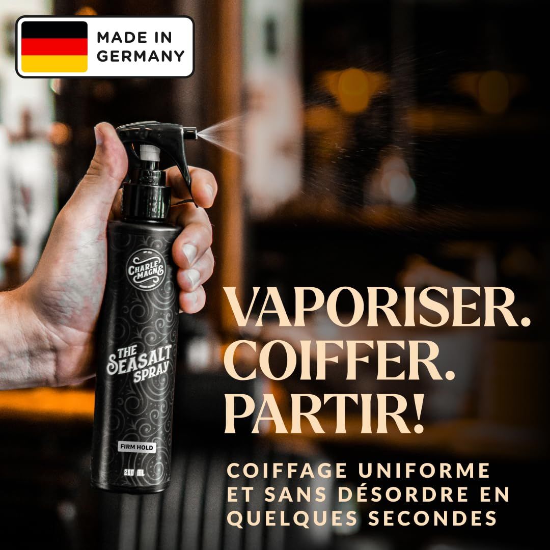 Main tenant un flacon pulvérisateur noir "The Sea Salt Spray" avec indication "Firm Hold".