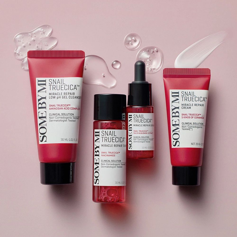 Vier rode producten. Opschrift: Snail TrueCICA. Druppels en een crème-spoor zichtbaar.