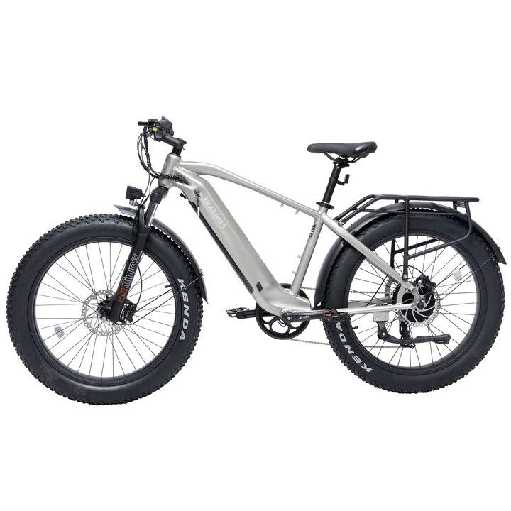 VTT électrique gris avec pneus noirs et porte-bagages. Pneus Kenda. Freins à disque. Bodywel D6.