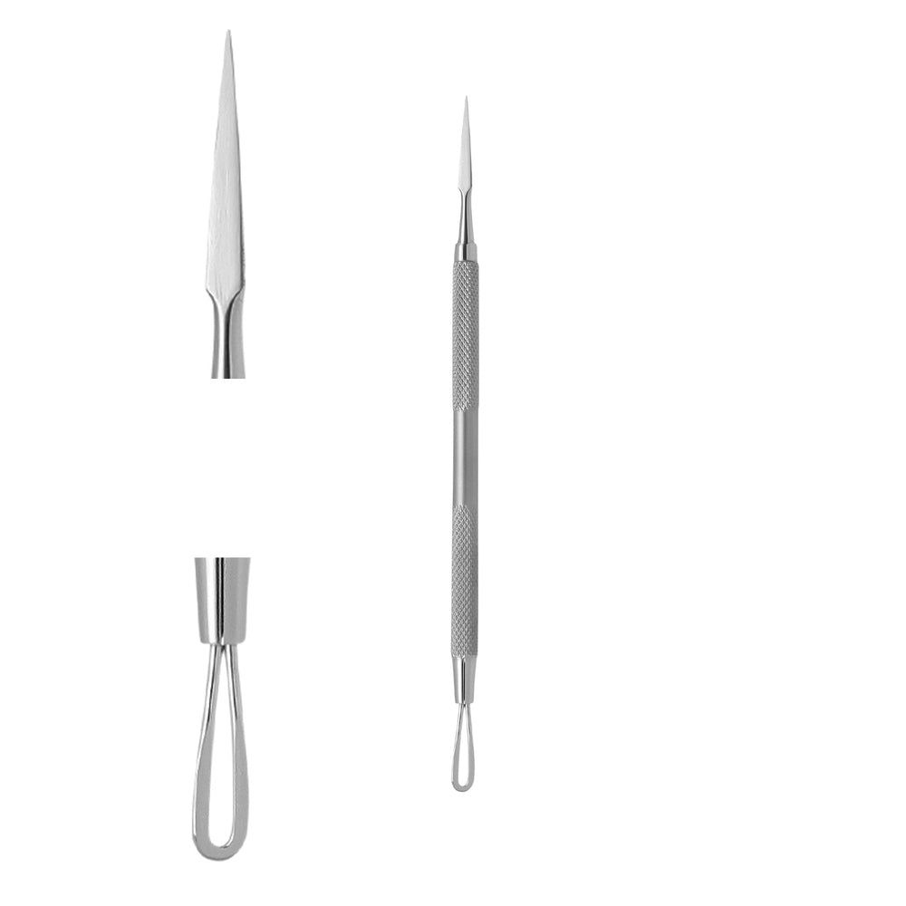 Instrument médical en métal. Il présente une lancette, un crochet double et un instrument pour les ongles. Sur fond blanc.