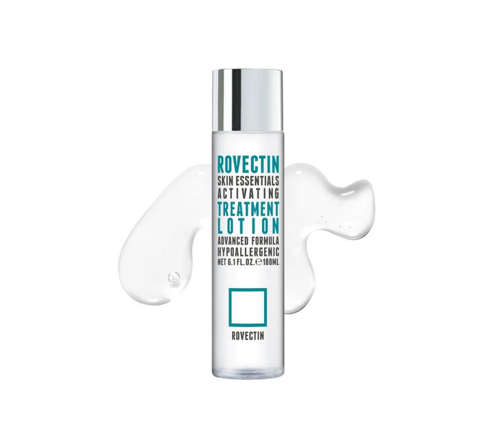 Cilindrische fles met zilveren dop en transparante vloeistof. Opschrift: ROVECTIN Skin Essentials Activating Treatment Lotion.