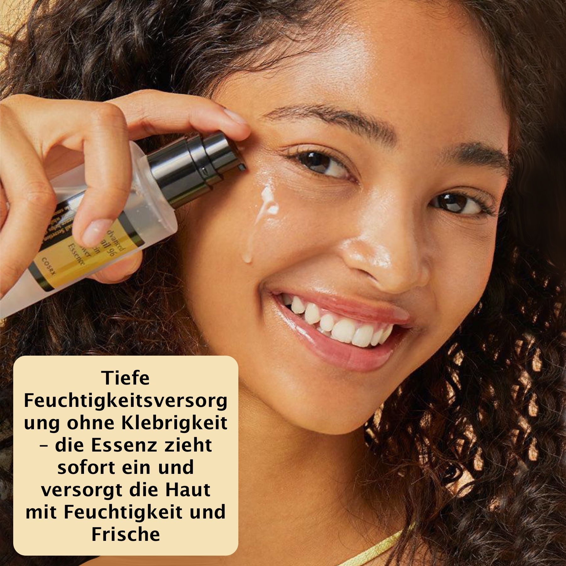 Een vrouw brengt COSRX Advanced Snail 96 Mucin Power Essence aan. Tekst: Diepe hydratatie zonder plakkerigheid. De essence trekt direct in en hydrateert de huid.