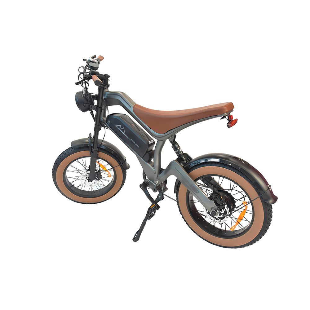 Dirt bike électrique gris avec selle et pneus marron. Détails noirs, phare et béquille. Sur fond blanc.