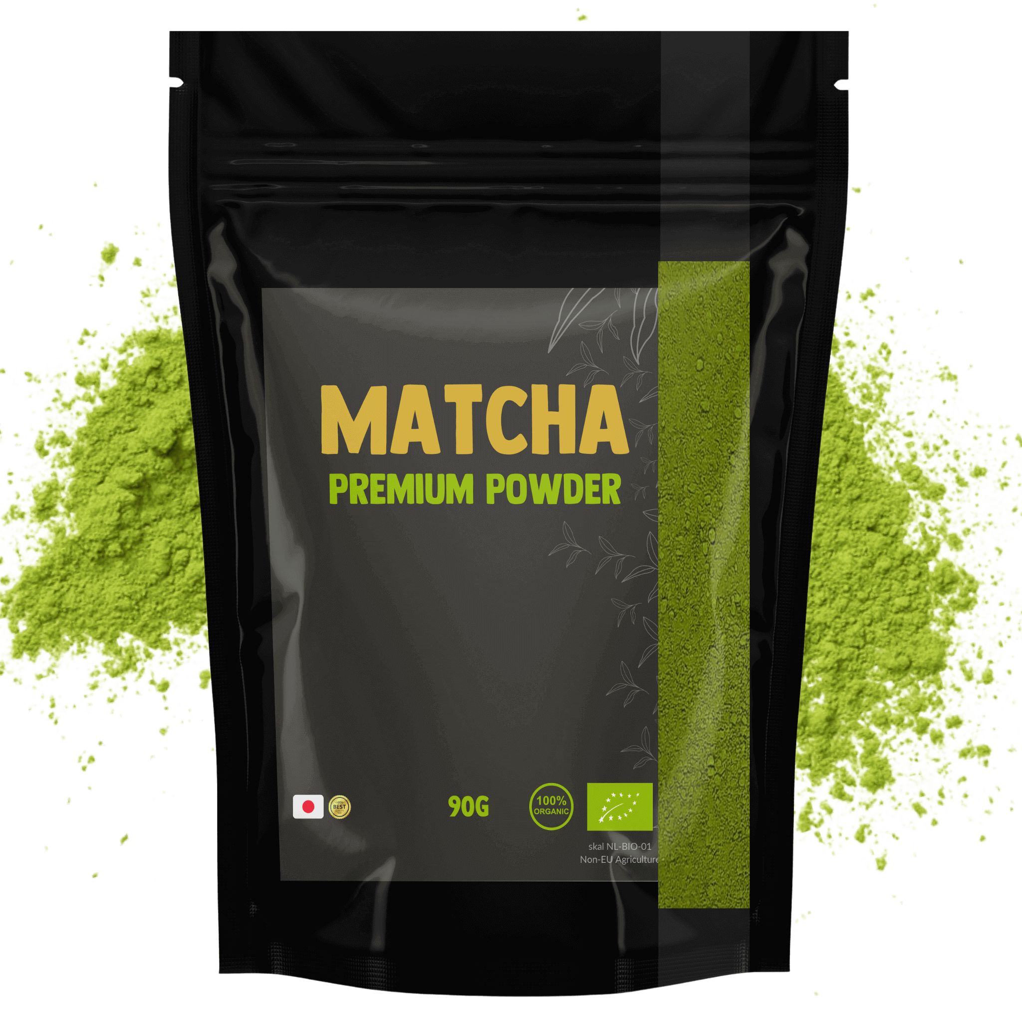 Sachet noir de poudre de matcha et poudre verte à côté. Inscription : Matcha Premium Powder. 90g. Label bio.