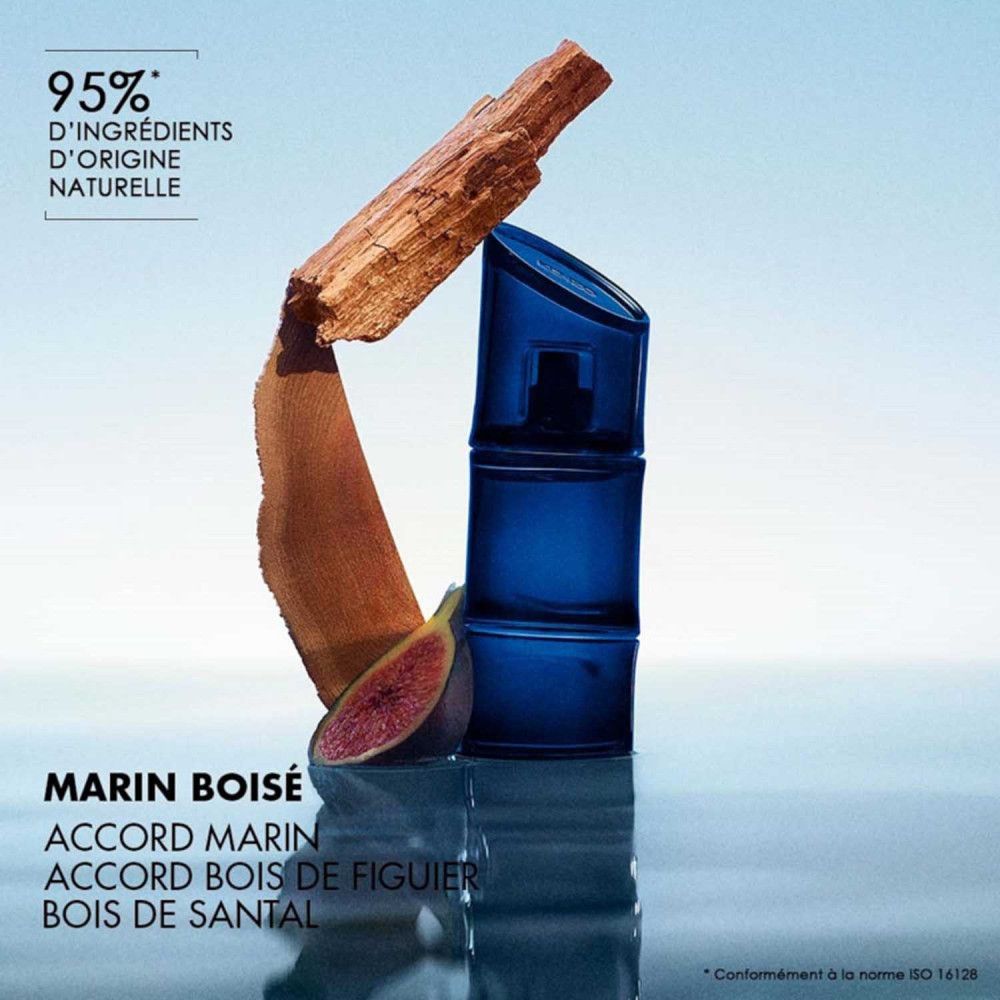 Blauwe parfumfles, stuk hout, vijg. Tekst: Marin Boisé, Accord Marin, Accord Bois de Figuier, Bois de Santal. 95% ingrediënten van natuurlijke oorsprong.