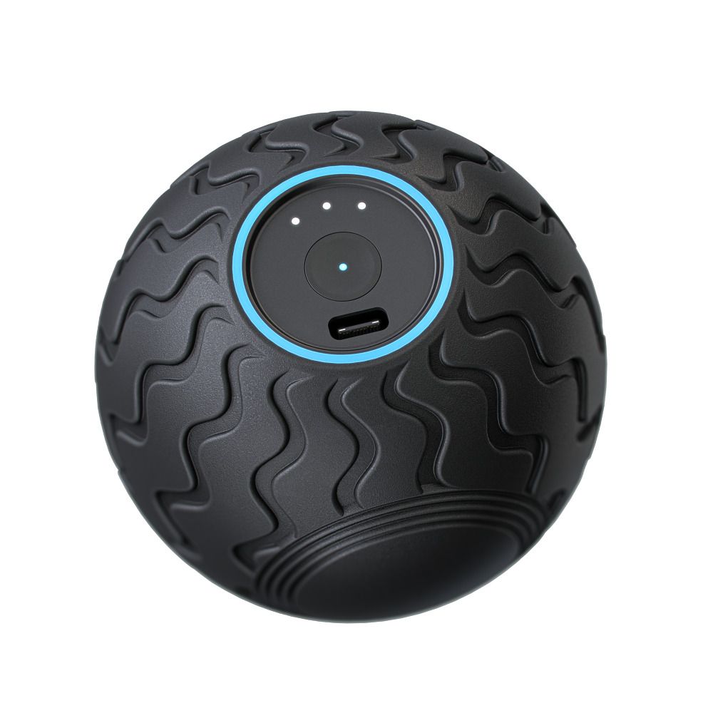 Balle de massage noire avec motif ondulé. Panneau de commande avec port de charge, boutons et anneau bleu.