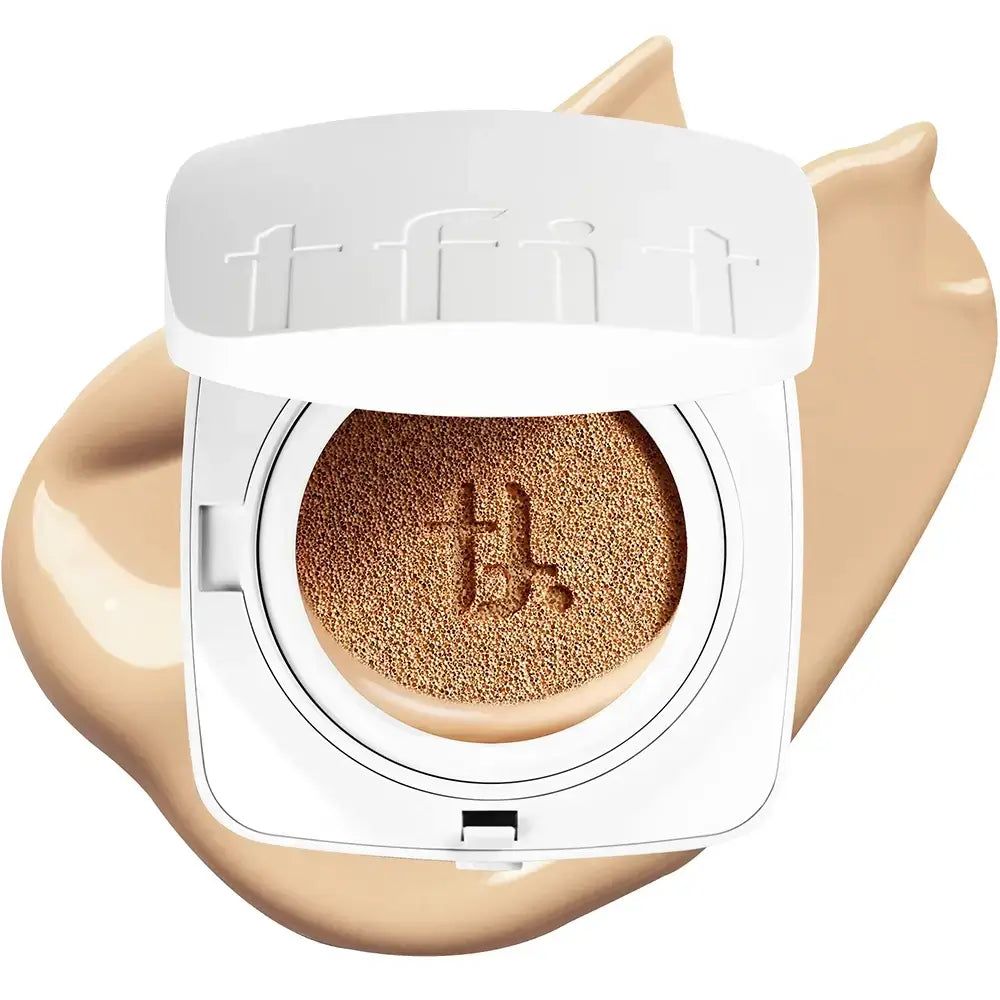 Witte compacte houder geopend. Bevat spons en make-up. Daarnaast een make-up veeg.