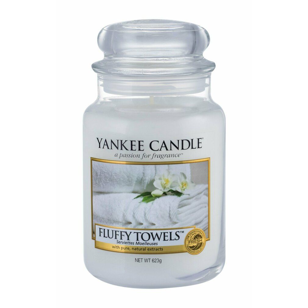 Yankee Candle Fluffy Towels geurkaars. Glazen pot met deksel. Label met handdoeken en bloemen. Netto 623g.