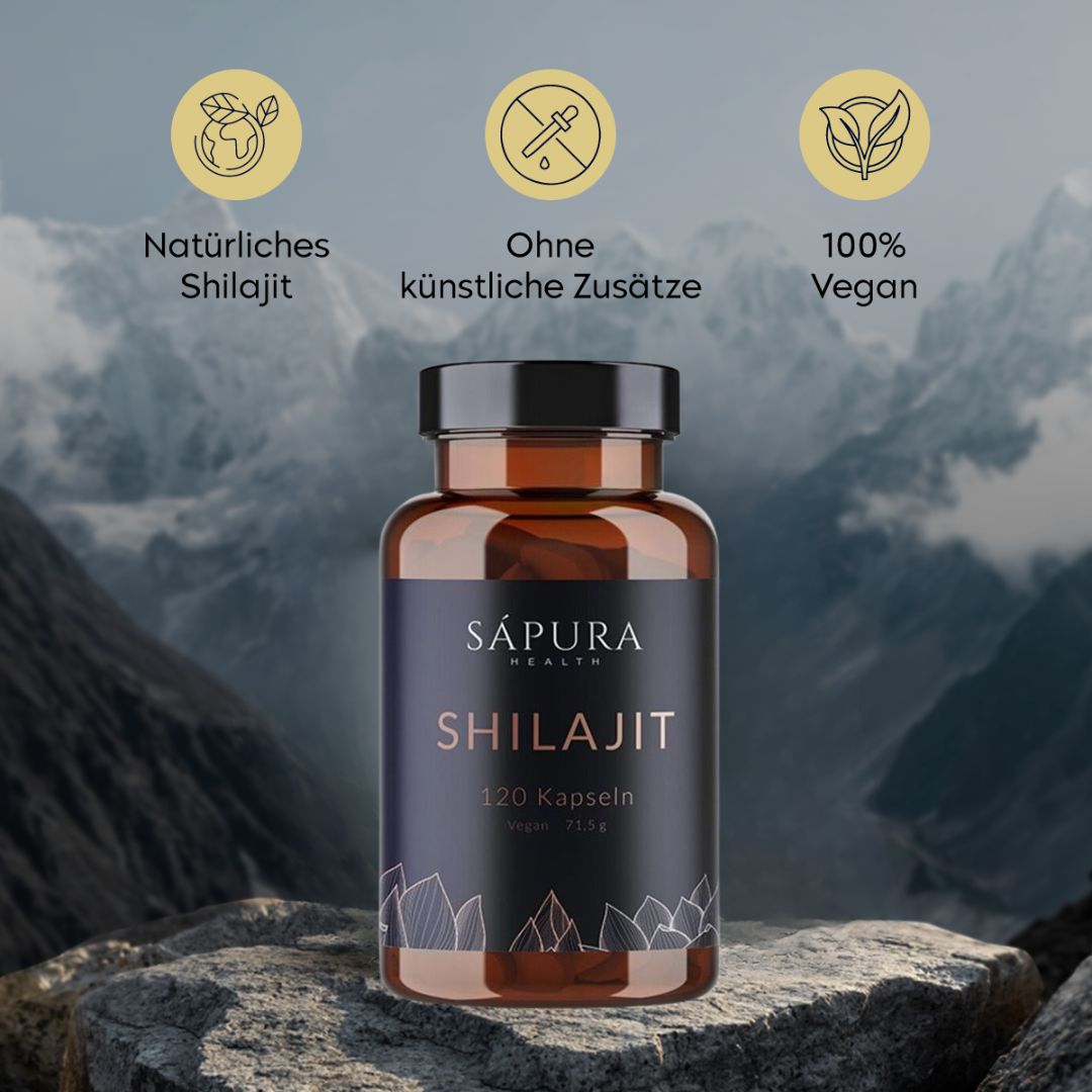 Bruine capsulefles op steen. Opschrift: SAPURA HEALTH, SHILAJIT, 120 capsules, Vegan. Symbolen: Natuurlijke Shilajit, zonder kunstmatige toevoegingen, 100% Vegan.