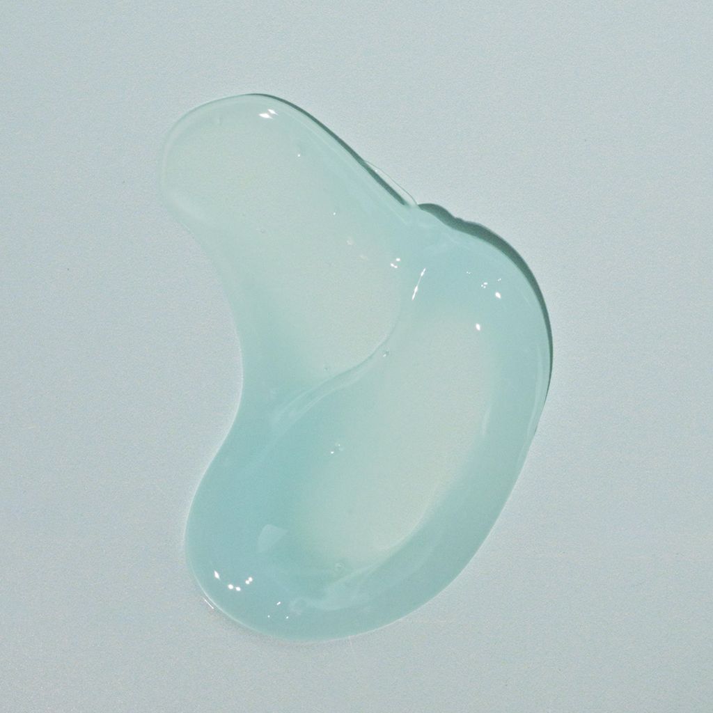 Close-up van blauwgroene gel. Geleiachtige textuur. Vorm doet denken aan een boon.